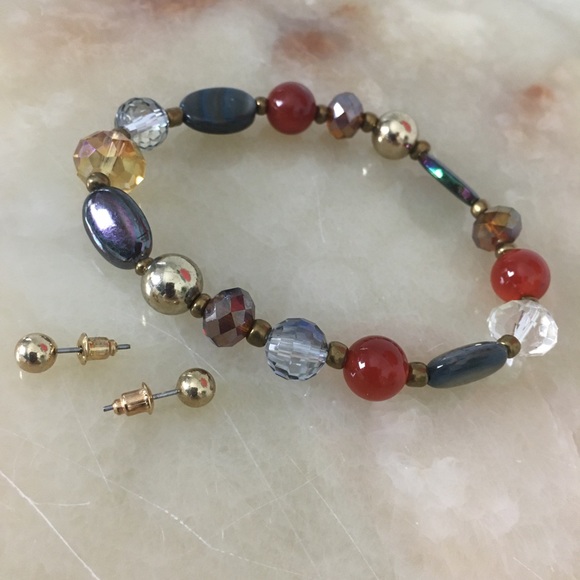 Bundle NWOT small round gold post earring and colorful glass bracelet stretch - Picture 1 of 4